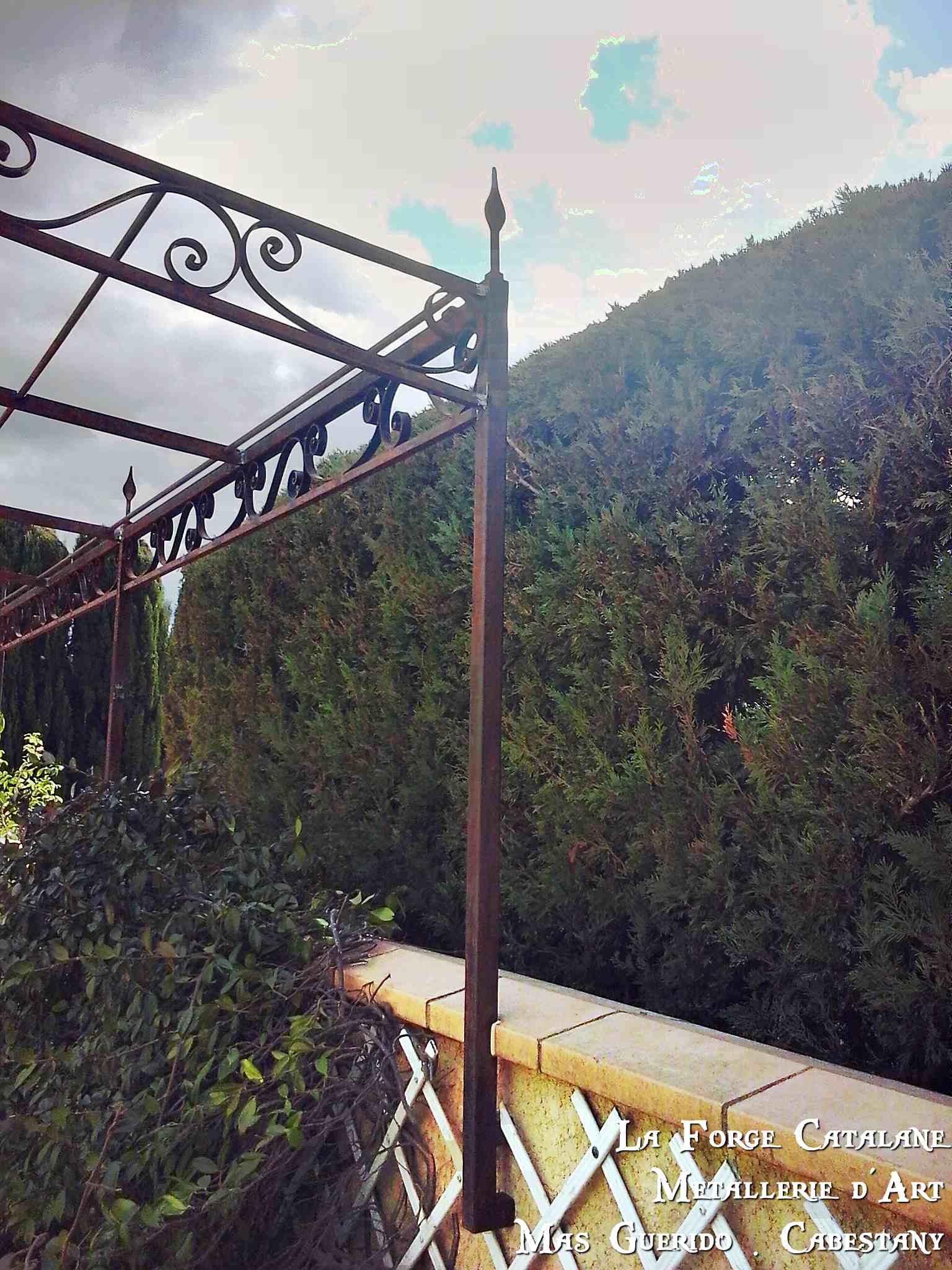 pergola detail poteau avec pointe de lance forge catalane.jpg